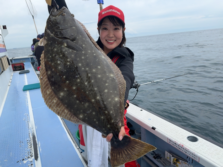 生きたイワシで大ビラメを狙う！こちらは女性アングラーの好釣果！