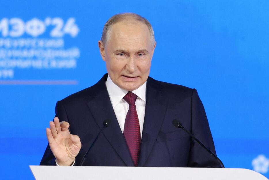 7日、ロシア・サンクトペテルブルクで開かれた国際経済フォーラム全体会合で演説する同国のプーチン大統領（ロイター＝共同）