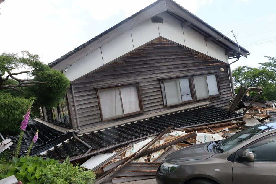 ３日の地震で倒壊した家屋＝４日午前１１時、輪島市町野町東大野