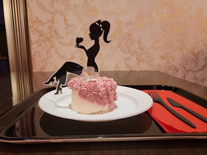 クリームチーズの中にフランボワーズのジュレが入った「ドレスケーキ」（2000円）