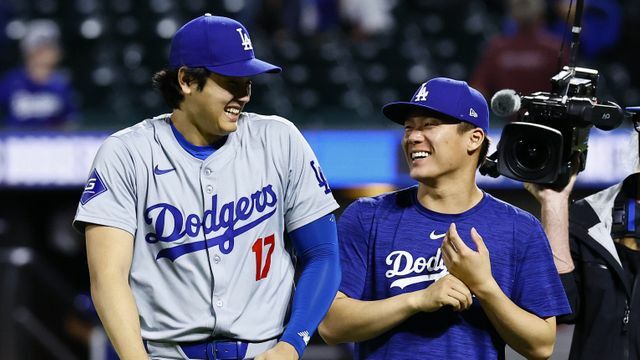 笑いあうドジャースの大谷翔平選手と山本由伸投手(写真：日刊スポーツ/アフロ)