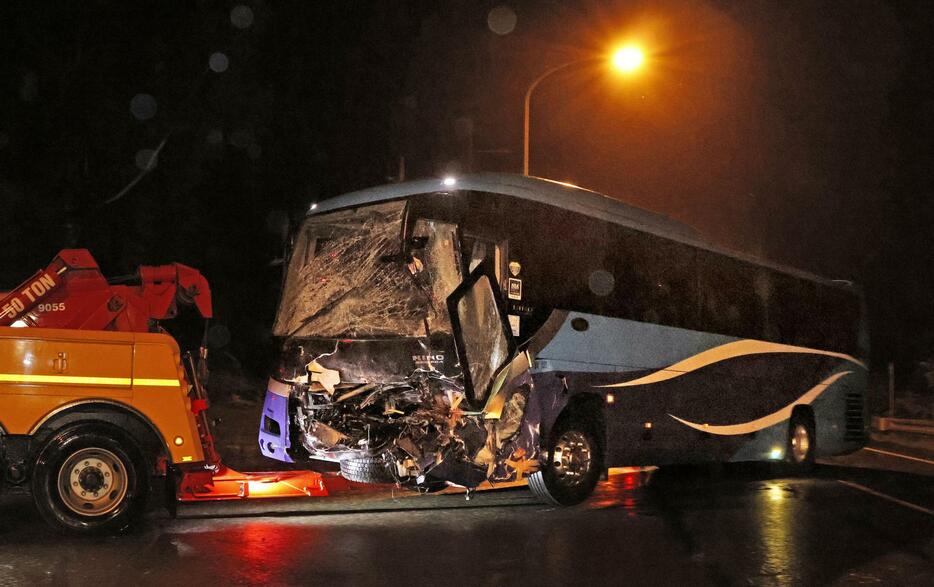 自衛隊車両と衝突した大型バス＝24日夜、北海道むかわ町