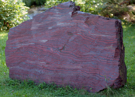北アメリカで発見された縞状鉄鉱層の岩石。重さは約8.5トン、高さ約2メートル、幅約3メートル、厚さ約1メートル。ドイツ国立鉱物地質博物館所蔵（Andre Karwath）
