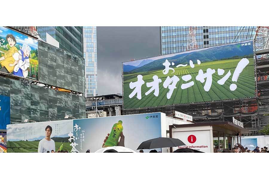 渋谷駅前に掲示された看板広告【写真：編集部】