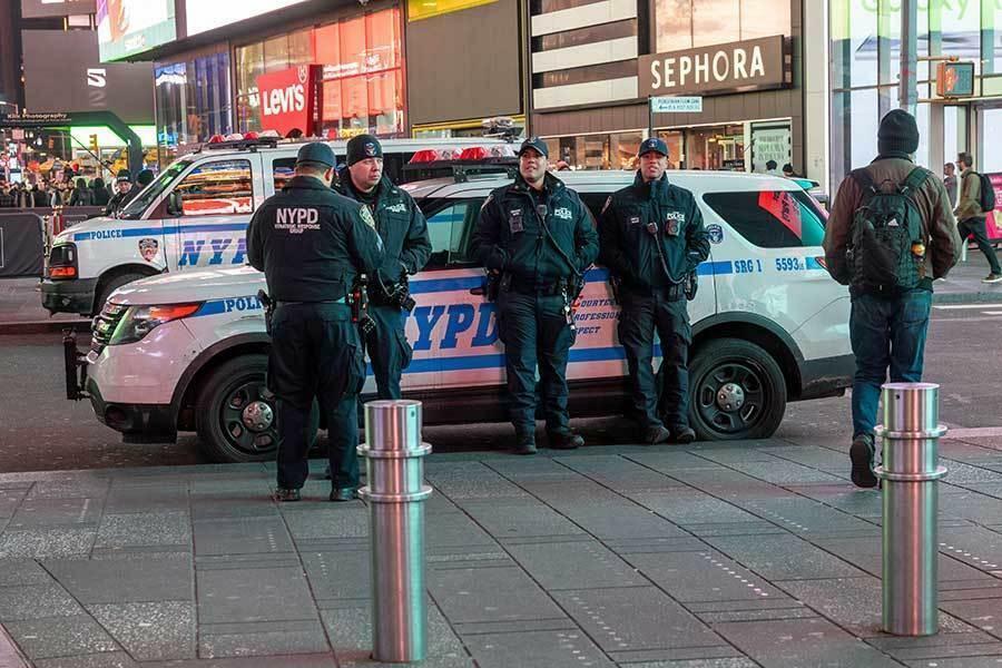 ニューヨークのタイムズスクエアをパトロールする警察官【写真：Getty Images】