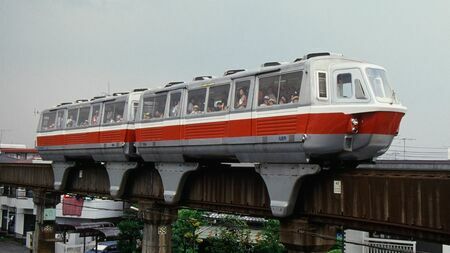 小田急電鉄の向ヶ丘遊園モノレール（デハ500形）。航空機と同様のモノコック構造で設計され、ボディの素材に軽量のアルミ合金を使っている（写真提供：小田急電鉄）