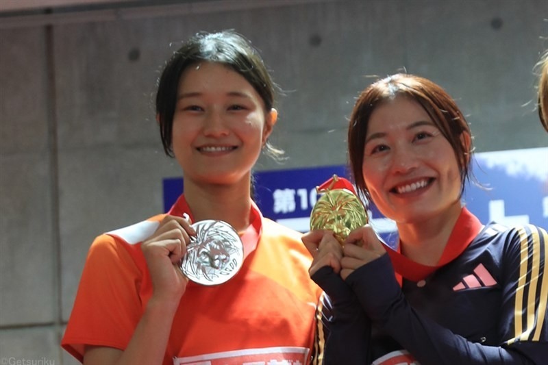 メダルを手に喜ぶ100mH2位の田中佑美と1位の福部真子