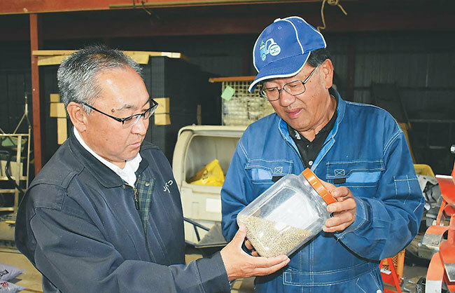 循環型農業の普及へCFを始めた矢作さん（右）（北海道津別町で）