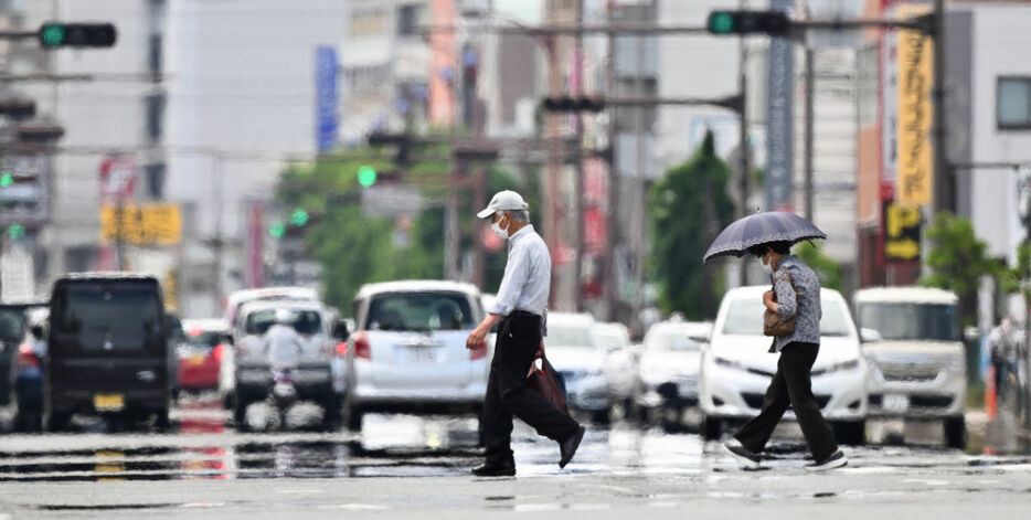 3日連続の猛暑日となった静岡市内。強い日差しに照らされ道路はかげろうが揺らぎ逃げ水が現れた＝26日午後3時22分、静岡市駿河区
