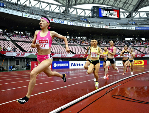 女子８００メートルで優勝した久保凛（左端）（３０日）＝武藤要撮影