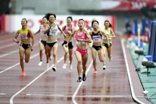 女子８００メートルで優勝した久保凛（右から３人目）（３０日）＝三浦邦彦撮影