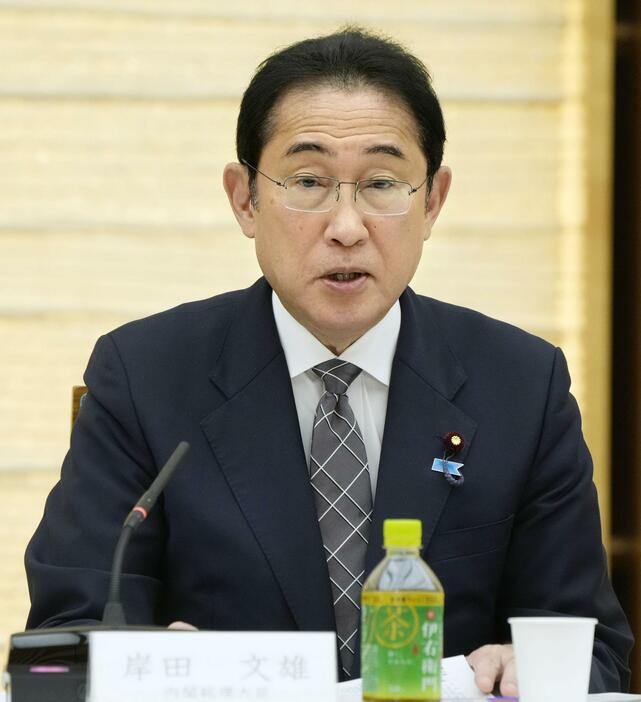 新しい資本主義実現会議であいさつする岸田首相＝7日午後、首相官邸