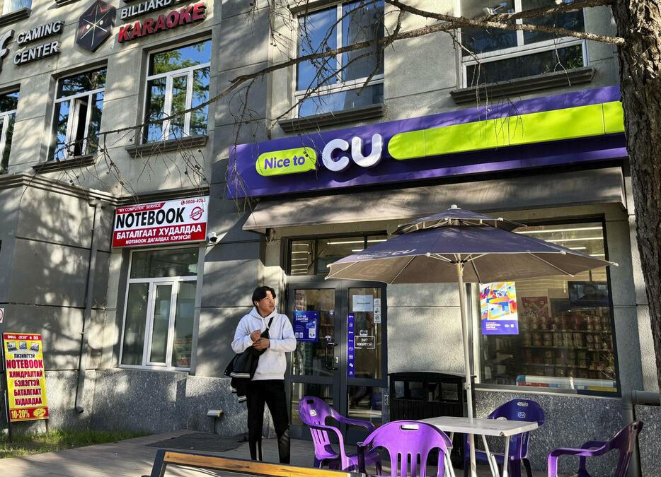 モンゴル・ウランバートルで営業する韓国大手コンビニ「CU」＝7日（共同）