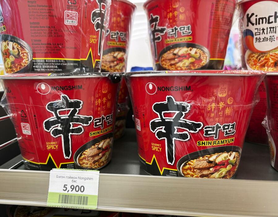 モンゴル・ウランバートルのコンビニで販売されている韓国のカップ麺＝5日（共同）