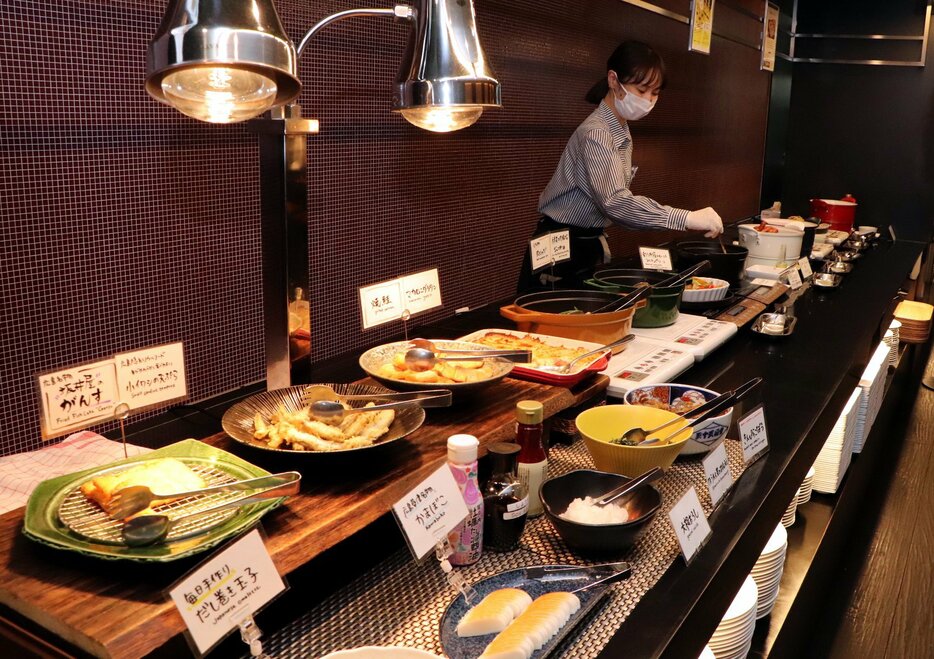 広島名物の小イワシの天ぷらなどが並ぶ広島ワシントンホテルの朝食