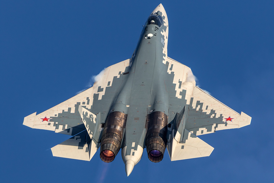 2019年8月、モスクワ近郊ジュコフスキーで催された航空ショーでデモ飛行するロシア空軍のSu-57ステルス戦闘機（Fasttailwind / Shutterstock.com）