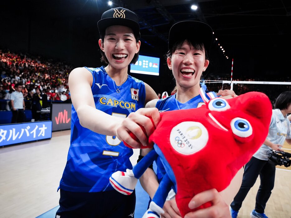 キャプテン古賀紗理那（左）と笑顔で写真に収まる林琴奈。攻守の貢献度が高く、眞鍋ジャパンのキーパーソンの一人 photograph by Volleyball World