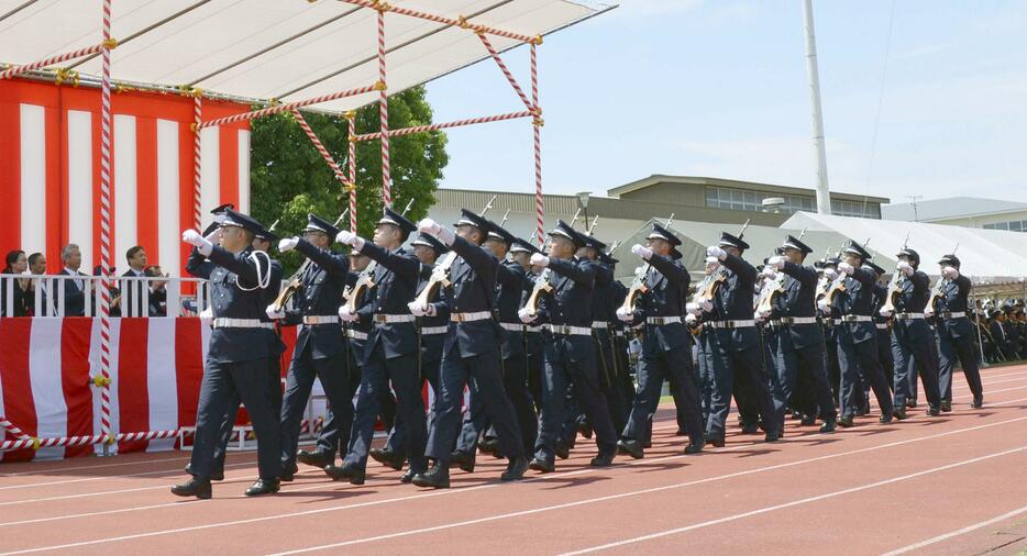 航空自衛隊創設70周年を祝うイベントで観閲行進する幹部候補生＝1日、奈良市の航空自衛隊奈良基地