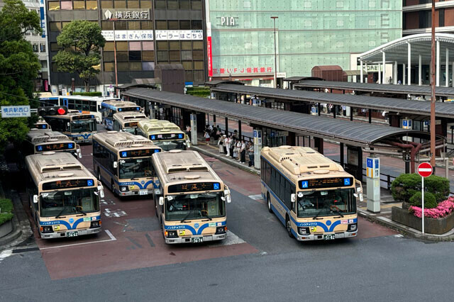 都市部のターミナル駅のバス乗り場には現在、続々と路線バスが入ってきているが、10年後にはこういった光景が見られなくなるかもしれない