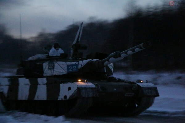 冬季の北海道大演習場を小さな管制灯火のみで走行する90式戦車（月刊PANZER編集部撮影）。