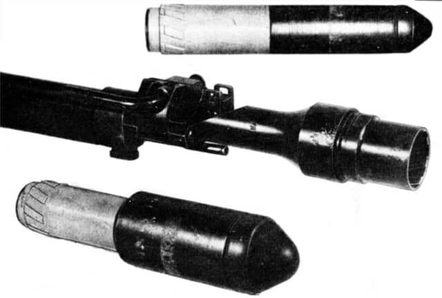 小銃の銃口に装着された2式擲弾器（中央）。上が30mm擲弾タ弾で下が40mm擲弾タ弾である。タ弾の弾頭部は擲弾器の口から飛び出しているので、弾頭部の直径が異なっても、ライフリングが刻まれているタ弾の基部が装填できれば発射可能だった。