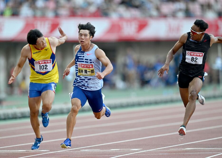 男子100メートル準決勝、2組1着で決勝に進んだ坂井隆一郎（中央）（撮影・中村太一）