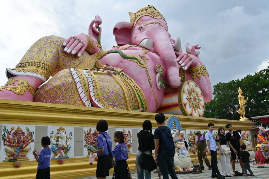 巨大なピンクガネーシャ像で有名な寺院ワット・サマーン・ラッタナーラーム＝8日、タイ・チャチューンサオ