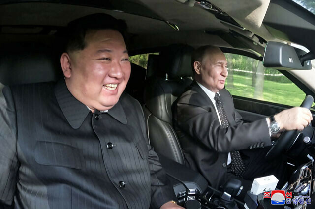プーチン大統領「これからふたりで世界を運転していこうぜ！」　金正恩第三代最高指導者「分かりましたぜオジキ！」（写真：朝鮮中央通信＝共同）