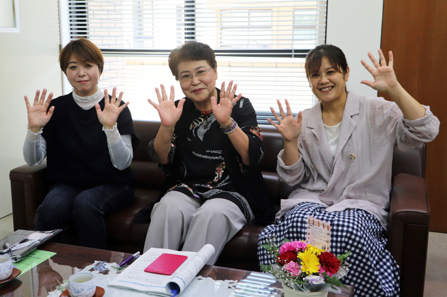 収録を終えた相川教育長（中央）と「とぎついそじーず」のあっちゃん（左）とのんちゃん＝時津町役場