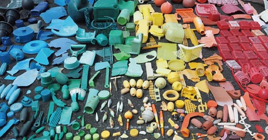 buøyは日本全国の海岸に流れ着いた海洋プラスチックごみを材料として様々なプロダクトを開発、販売する