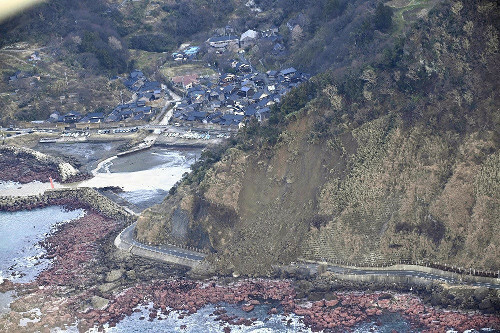 能登半島地震では各地で道路が寸断され、集落の孤立が多発した（１月２日、石川県輪島市で、読売機から）