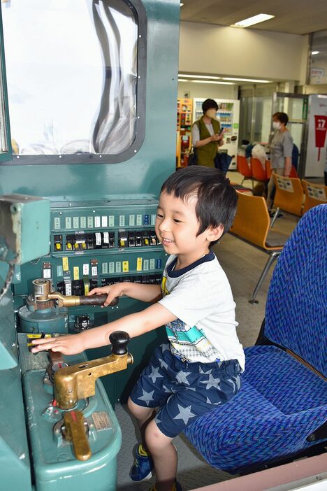 五所川原駅の待合室にお目見えしたキハ40形の運転席。早くも子どもたちの人気の的に