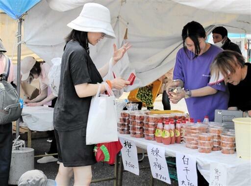 梅の加工品を買い求める客=6月16日、福井県南越前町の河野シーサイドパーク駐車場