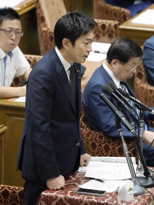 衆院政治改革特別委で質問する日本維新の会の青柳仁士氏＝3日午後