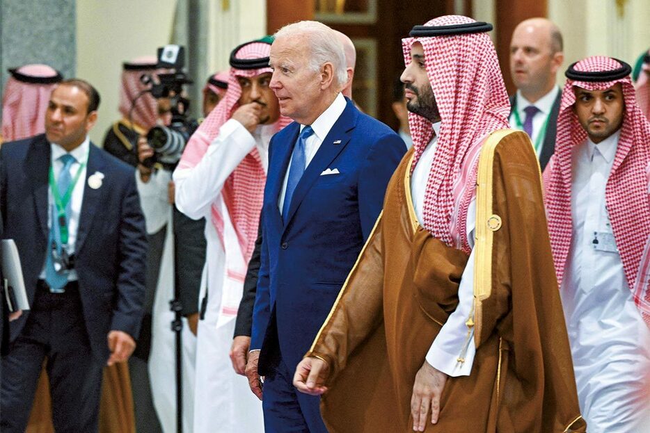 2022年7月にバイデン（左）はサウジアラビアを訪問し、ムハンマド皇太子（右）と会談　MANDEL NGANーPOOLーREUTERS