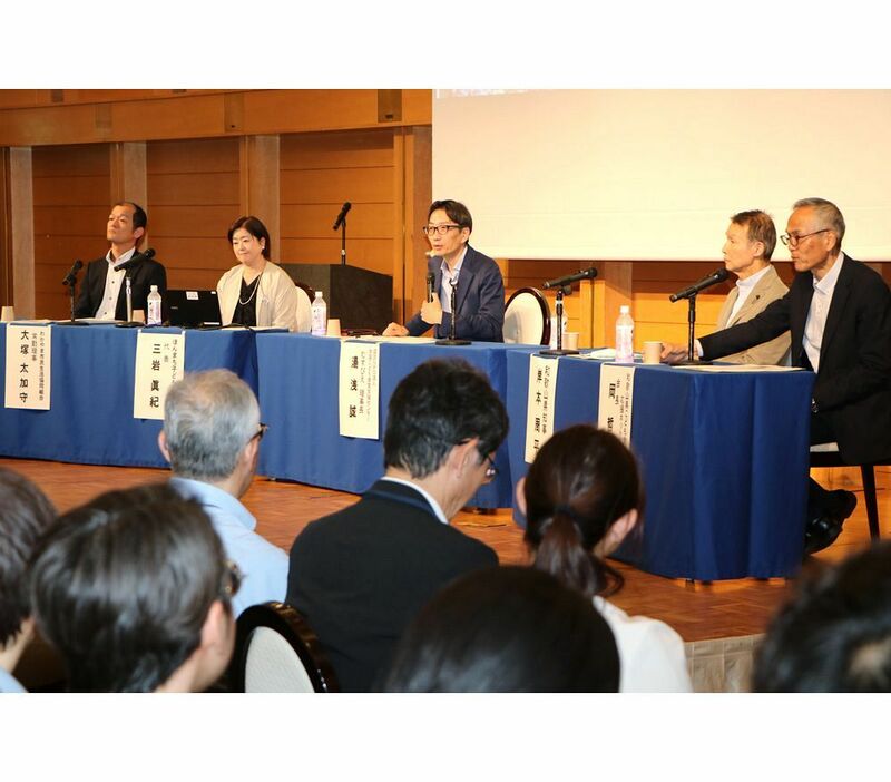 「県こども食堂応援ネットワーク」設立記念シンポジウムのパネル討論（和歌山市で）