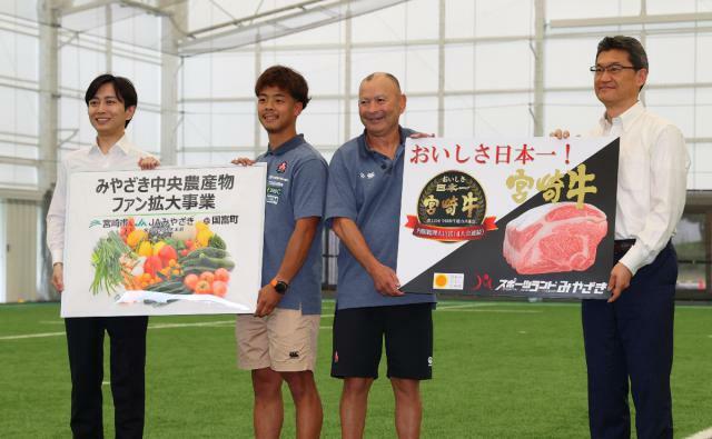 ラグビー日本代表の歓迎セレモニーに出席したエディー・ジョーンズ・ヘッドコーチ（右から２人目）ら＝６日午後、宮崎市
