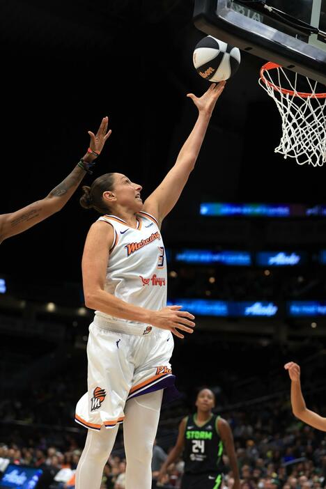 4日のWNBAストーム戦でシュートを放つマーキュリーのトーラジ＝シアトル（NBAE提供・ゲッティ＝共同）