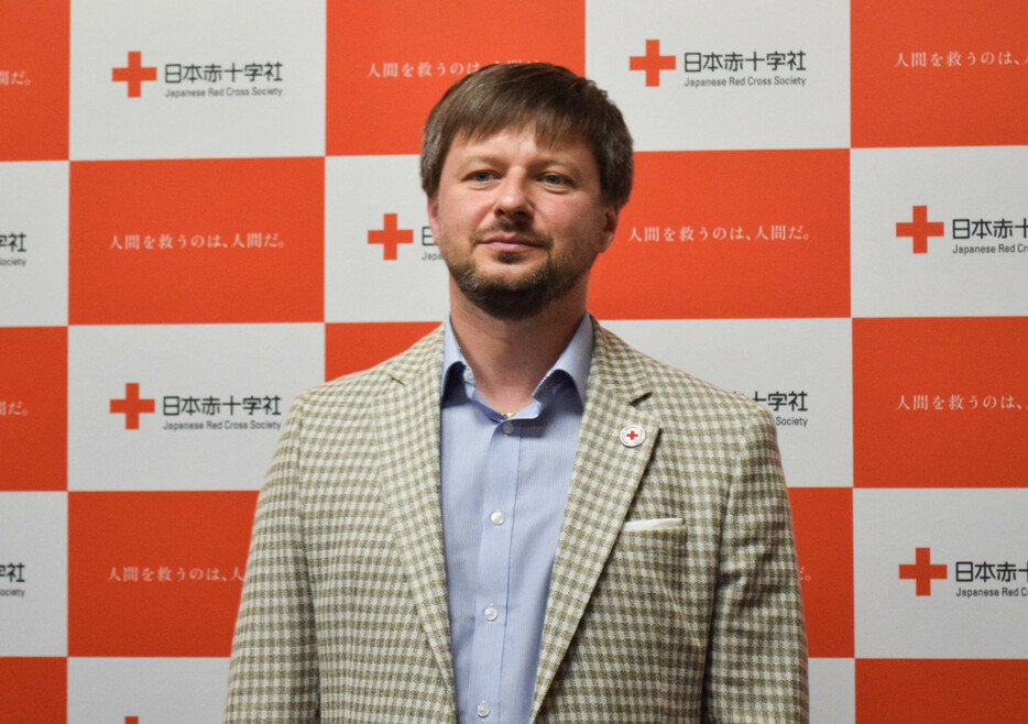 ２０日、東京都港区の日本赤十字社本社で記者会見するウクライナ赤十字社のドツェンコ事務総長