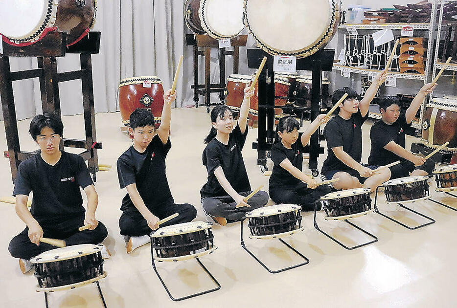 練習に励む和太鼓サスケのメンバー=白山市水島町の「太鼓の泉　響和館」