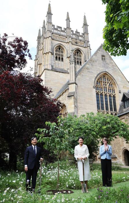 オックスフォード大のマートン・カレッジで、桜の記念植樹をされる天皇、皇后両陛下＝28日、英オックスフォード（代表撮影）