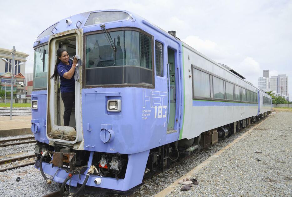 日本から輸入した車両＝27日、プノンペン（共同）