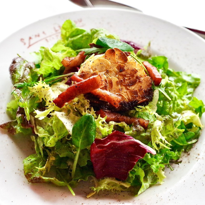 「ビストロ・サン・ル・スー」が開業当初から作り続けている人気の「サラド・ド・シェーブル」。プリフィクスコースの前菜として選べる