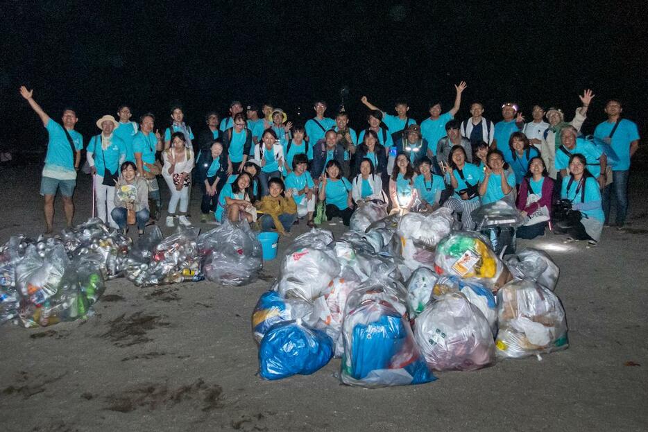 2019年のビーチゴーミング終了後の記念撮影。50個弱のごみ袋が集まった