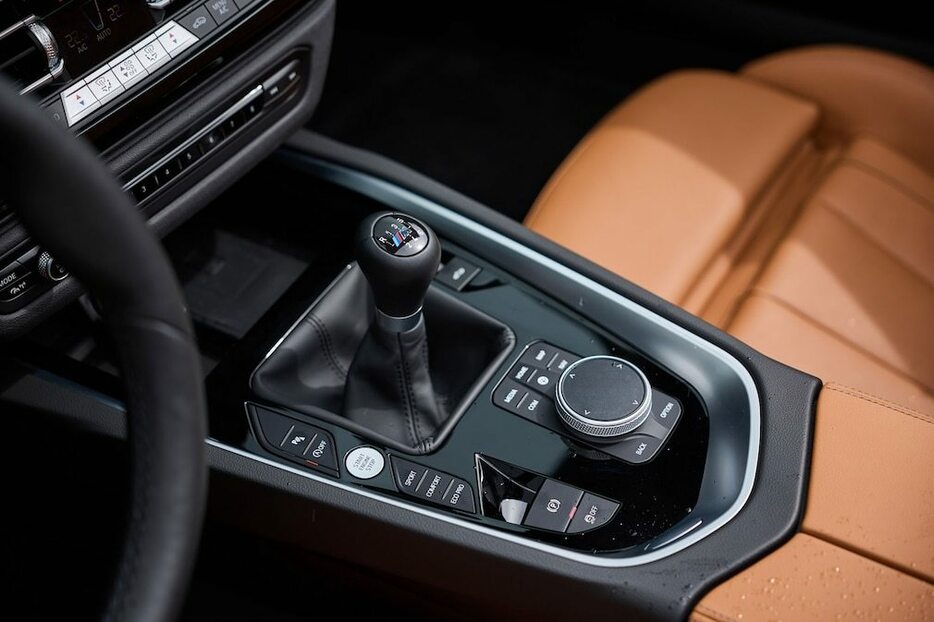 BMW Z4 M40iエディション ピュア インパルスのワイドなセンターコンソールからは、おなじみのギアセレクターレバーの代わりに、ギアシフトスティックが突き出ている。