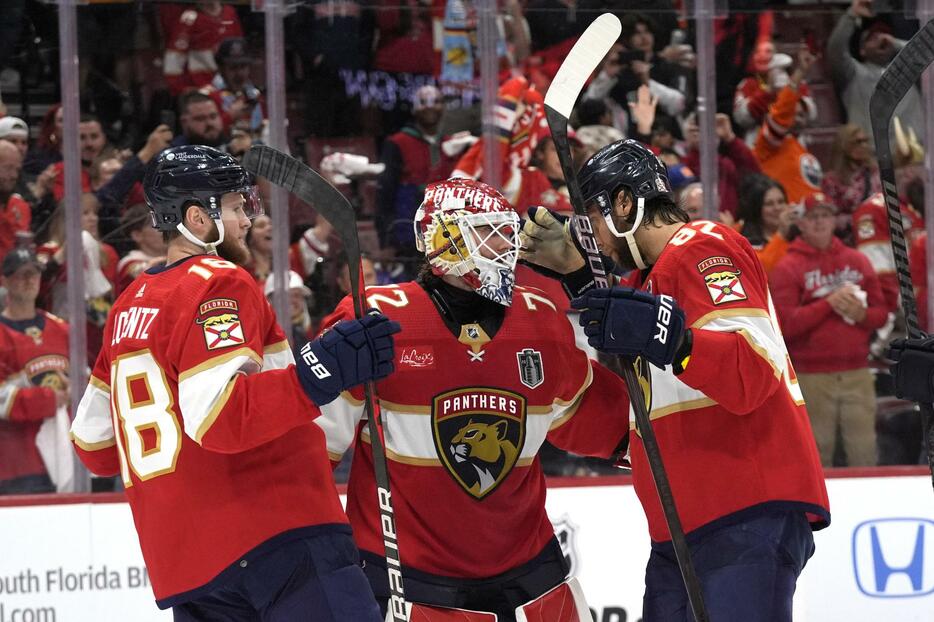 北米プロアイスホッケーNHLスタンリー杯のオイラーズ戦に勝利し、たたえ合うパンサーズの選手ら＝8日、サンライズ（AP＝共同）