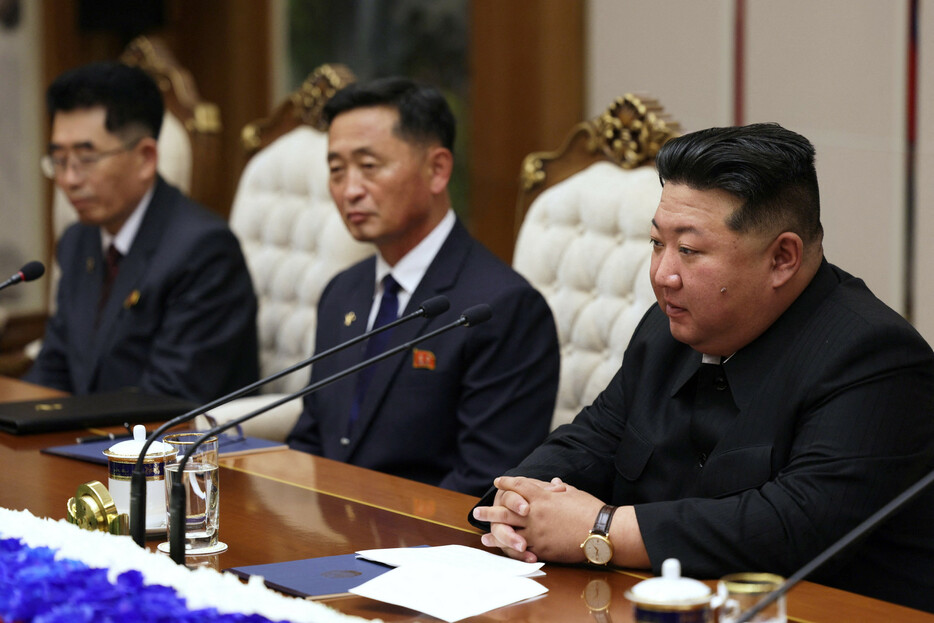１９日、平壌でロシアのプーチン大統領と会談する北朝鮮の金正恩朝鮮労働党総書記（右端）