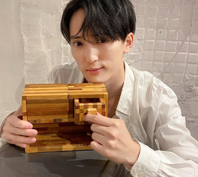 撮影／川島如恵留　手に持っているのは、中学2年生の時に学校の授業で作った寄木細工の〈あの頃からの貯金箱〉。