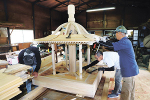 津島神社祇園祭に向けて製作が進むみこし。地元の大工が細部まで丁寧に手作りする