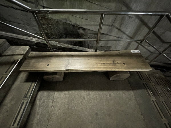 土合駅の「長すぎる階段」の途中には休憩できるベンチもある（乗りものニュース編集部撮影）。